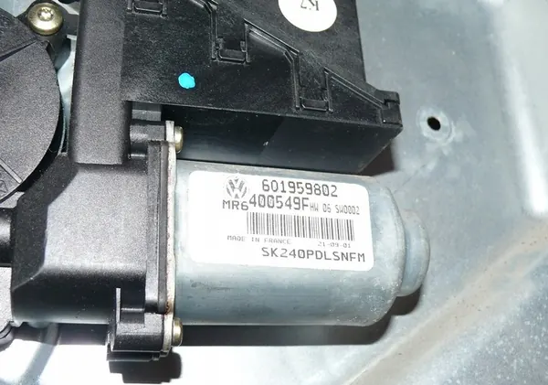 Motor do elevador de vidro dianteiro direito Skoda Fabia I image 4