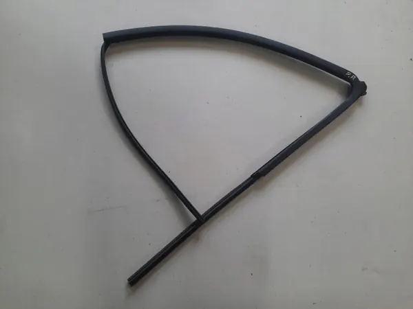 Suzuki OE Dörrfönsterpackning Höger Fram OEM image 2