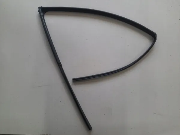 Suzuki OE Dörrfönsterpackning Höger Fram OEM image 3