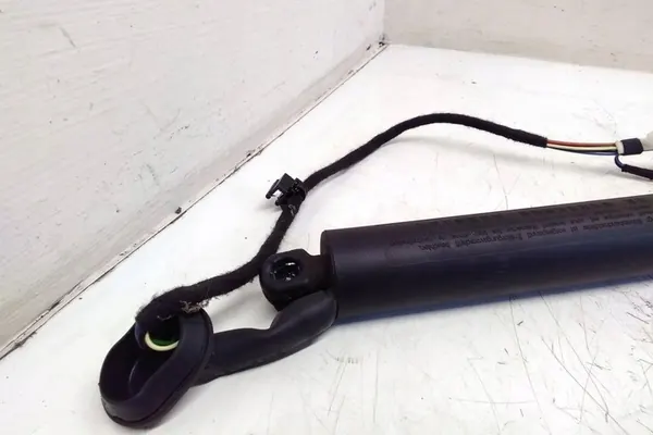 Vasen tavaratilan toimilaite MERCEDES-BENZ GLA (X156) A1568900230 image 4