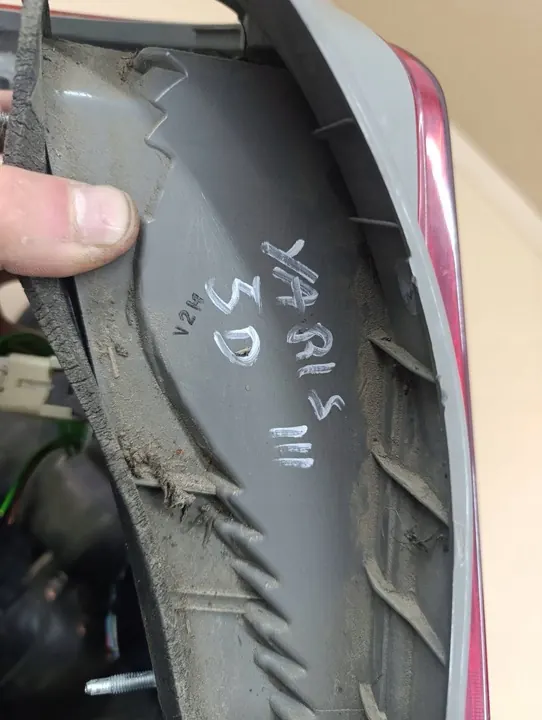 Conjunto de luz trasera Toyota Yaris OE 81551-0D370 image 10