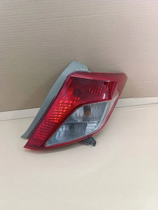 Conjunto de luz trasera Toyota Yaris OE 81551-0D370 image 2