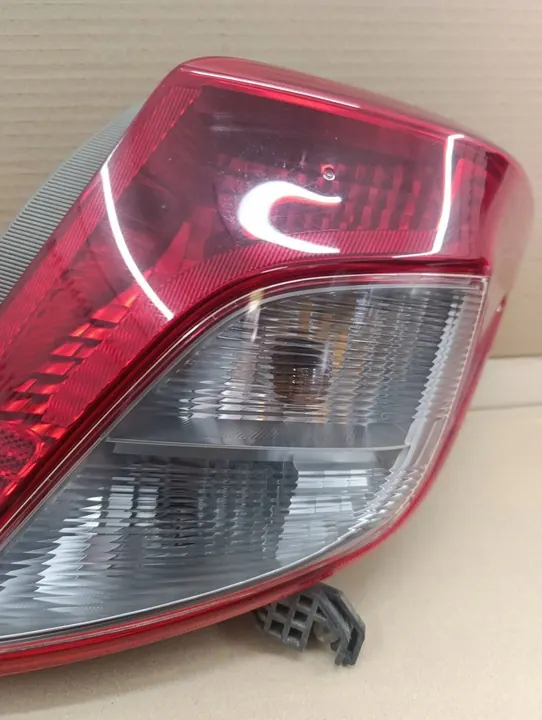 Conjunto de luz trasera Toyota Yaris OE 81551-0D370 image 4