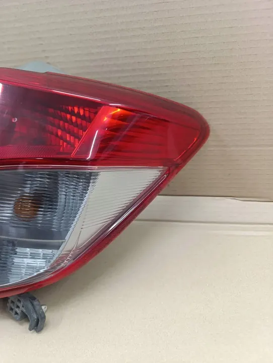 Conjunto de luz trasera Toyota Yaris OE 81551-0D370 image 5