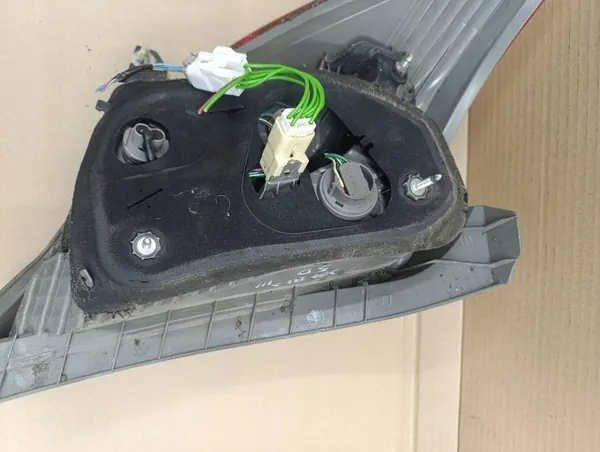Conjunto de luz trasera Toyota Yaris OE 81551-0D370 image 8