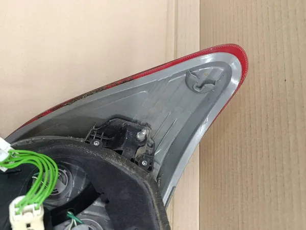 Conjunto de luz trasera Toyota Yaris OE 81551-0D370 image 9