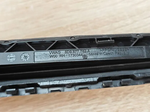 OEM 8D9877782A Tampa trilho teto direito Audi A5 image 3