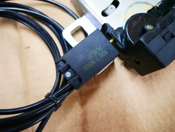 MINI R56 R50 R53 Bagagelås Kabel 7069310 image 3