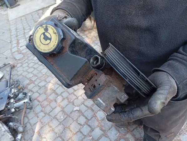 Jeep servostyrpump OEM 52089300AC - Begagnad image 4
