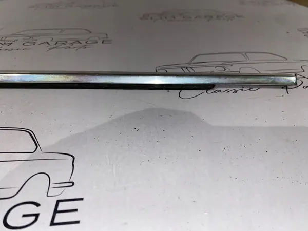 BMW AWD53 Fönsteravskrapningslist höger framdörr image 5