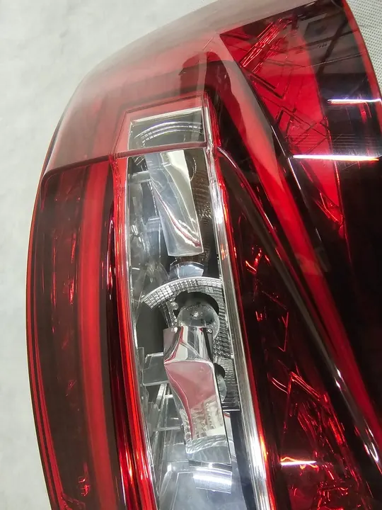 Lámpara derecha Skoda Superb 3V9945208 image 2