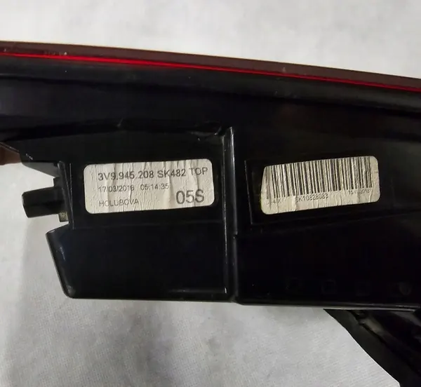 Lámpara derecha Skoda Superb 3V9945208 image 5