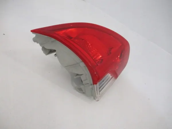 PEUGEOT 2008 Luz Trasera Izquierda image 3