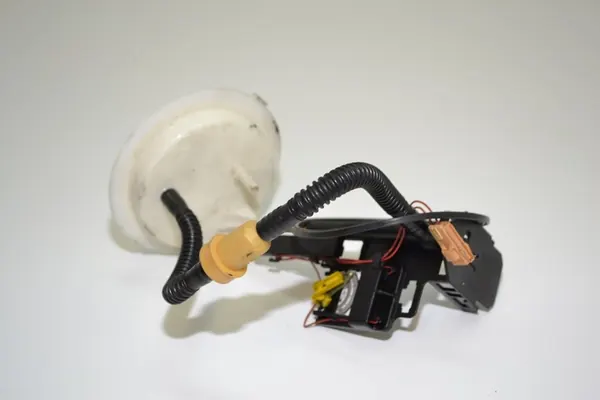 Brandstofniveau sensor drijver BMW E61 535d 3.0 D 6765849 image 3