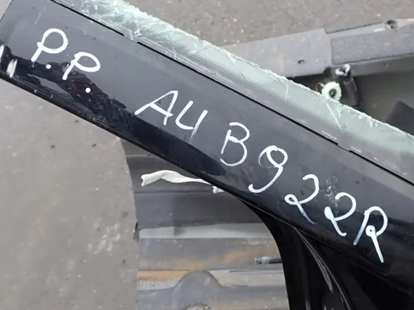 Audi A4 B9 oikea etulokasuoja OEM image 5