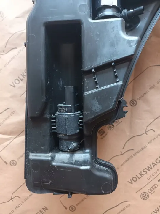 Audi A4 B9 Ruitensproei Reservoir Pomp 8W0955451L image 3