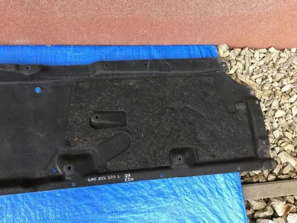Protetor inferior esquerdo Audi Q7 4M OEM 4M0825205L image 3