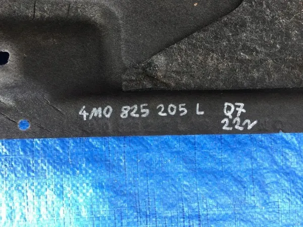 Protetor inferior esquerdo Audi Q7 4M OEM 4M0825205L image 4
