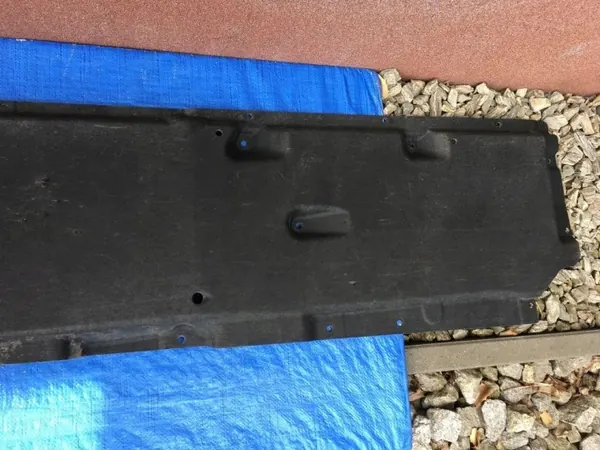 Protetor inferior esquerdo Audi Q7 4M OEM 4M0825205L image 7