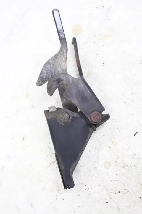 Toyota Dyna 2007 Ohjaamon Lukon Kiinnitys OEM image 3