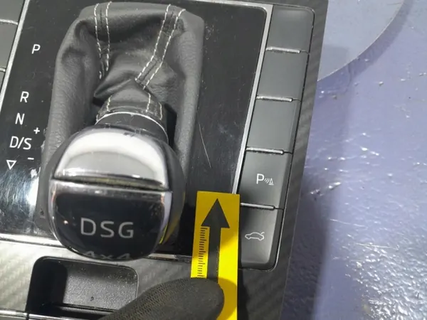 Pomo de cambio Skoda Superb III OEM 3V1713203 - Usado image 4