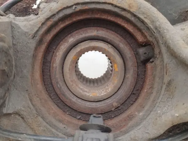 2005 Honda CR-V Etupyörän hubi image 4