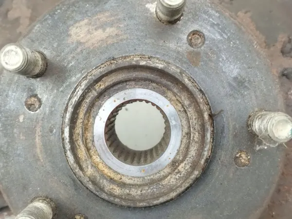 2005 Honda CR-V Etupyörän hubi image 5