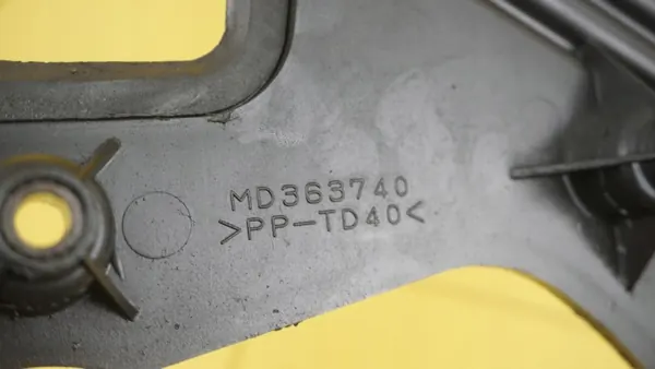 OEM MD363740 jakokansi Mitsubishi 6G74 moottorille image 3