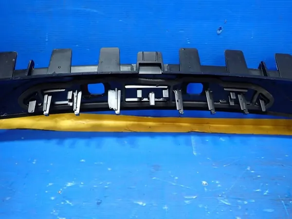 SEAT Ateca Spoilerin Kiinnike OEM 575827933D - Käytetty image 3
