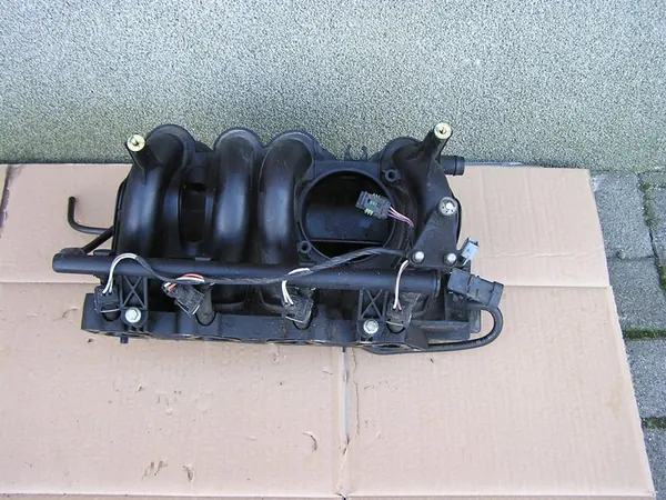 Coletor de admissão Dacia Logan Renault Clio II 1.4 image 2