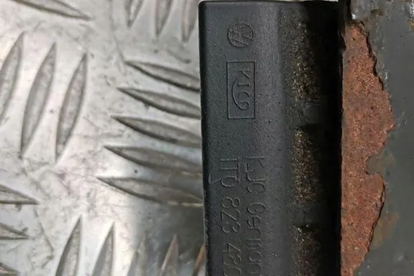 Motorhuvud VW CADDY III FURGON 1.9L diesel OEM 1T0823480A image 2