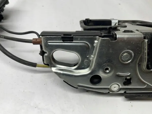 Motor de tracción puerta trasera BMW OEM 7185688 - Usado image 6