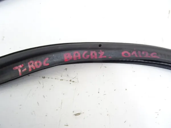 Junta de porta-malas VW T-ROC OEM 640545-645a10 Usado image 3