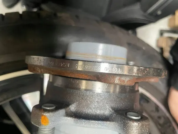 Cubo de roda Volvo OEM 32346783 Dianteiro esquerdo Usado image 3