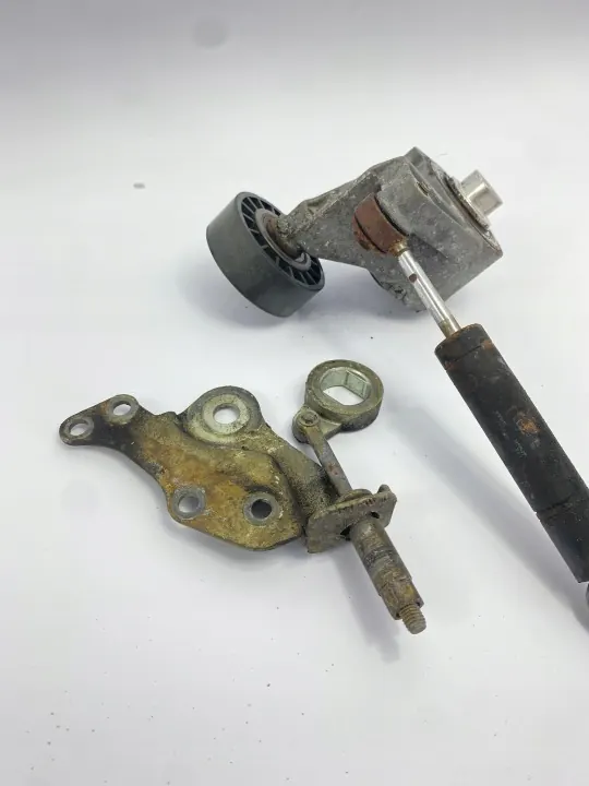Tensor de Correa Mercedes W124 OEM 1032000236 Usado image 4