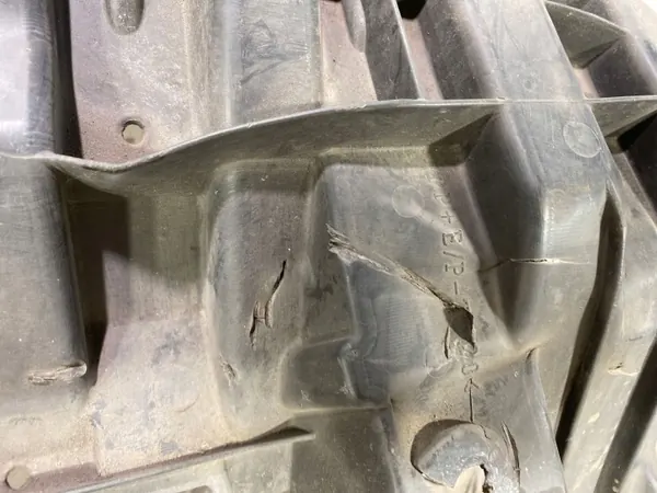 Toyota Prius etupuskurin kansi OEM 5261847010 image 6