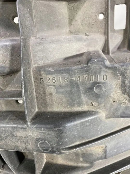 Toyota Prius etupuskurin kansi OEM 5261847010 image 9