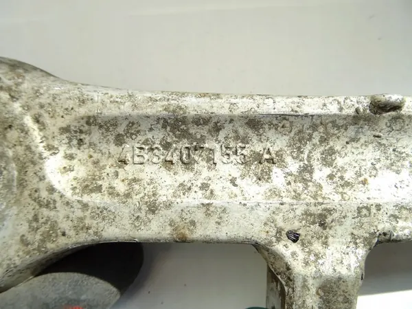 VW PASSAT B5 Braccio di Controllo Anteriore Sinistro 4B0407155A image 2