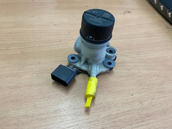 VW Passat B8 AdBlue-pump OEM F01C070012 Begagnad image 4