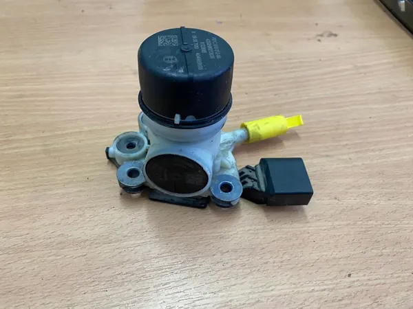 VW Passat B8 AdBlue-pump OEM F01C070012 Begagnad image 5
