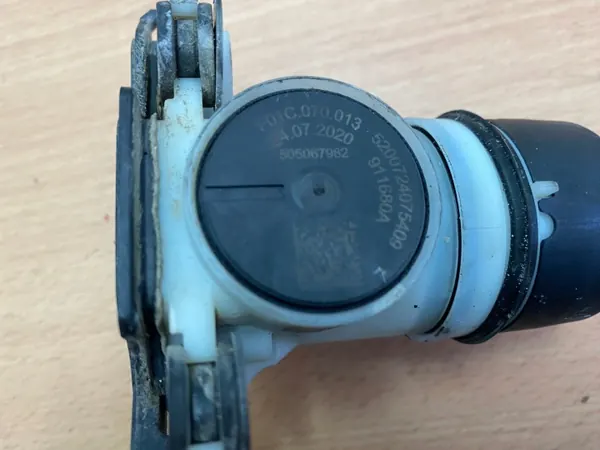 VW Passat B8 AdBlue-pump OEM F01C070012 Begagnad image 6