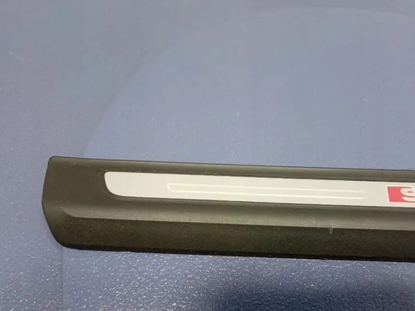 Audi SQ8 Q8 Fram LED-tröskellist OEM 4M8947405A image 3