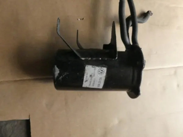 Volkswagen OE Polttoainesuodattimen kotelo image 3
