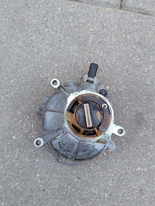 Imupumppu Audi A6 C6 3.2 FSI 2.4 OEM 06E145100C image 2