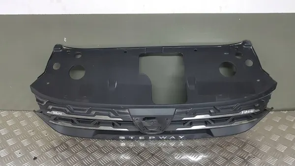 Dacia OE 623105852R radiator grille image 4