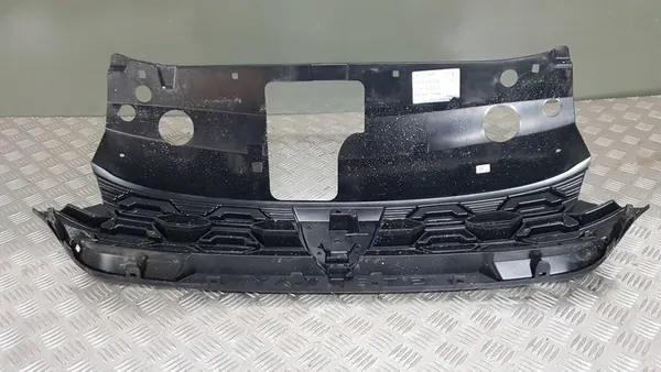 Dacia OE 623105852R radiator grille image 5