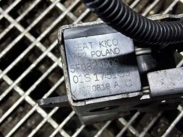 Fecho capô Seat Leon OEM 5E0823509 - Usado image 5