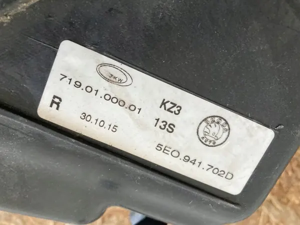 Farol Direito Skoda Octavia III Preto 5E0941702A image 5