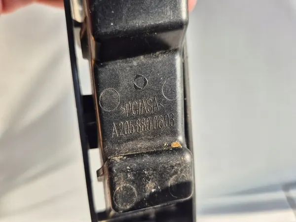 W205 C400 Deslizamento de Para-choque Traseiro Direito A2058800603 image 3