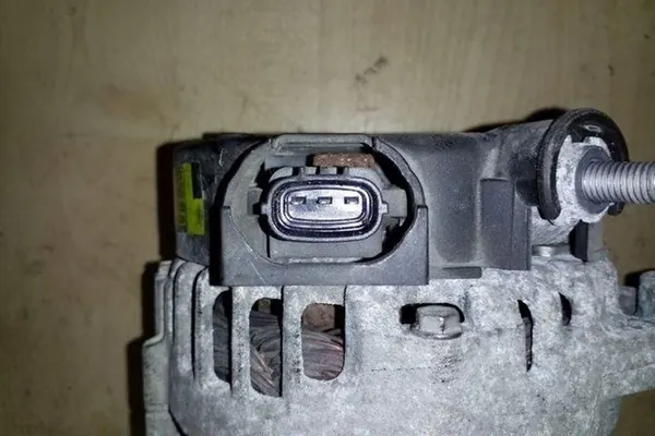 KIA SPORTAGE V 1.7L hybrid generaattori 2012 OEM 2611067 image 2